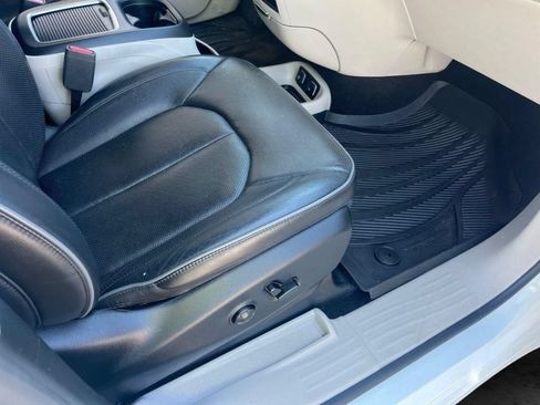 Used 2019 Chrysler Pacifica Limited FWD image 26