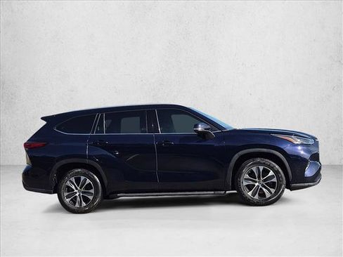 Used 2022 Toyota Highlander XLE FWD image 4