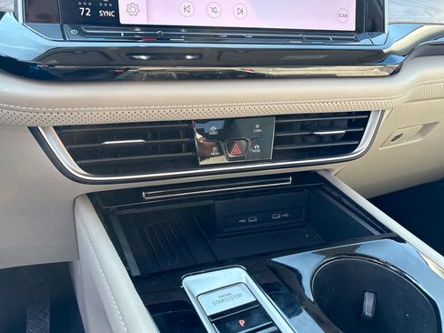 Used 2025 Volkswagen Atlas SE FWD image 40