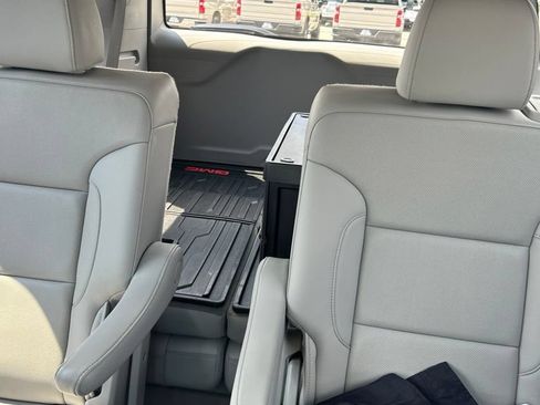 Used 2023 GMC Acadia SLT w/ Technology Package FWD image 10