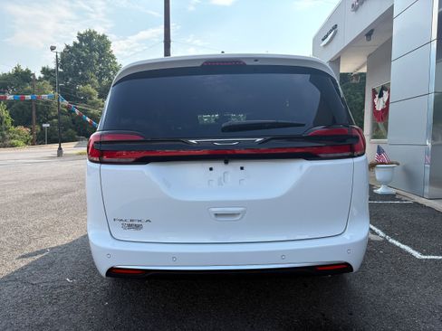 New 2027 Chrysler Pacifica Select FWD image 8