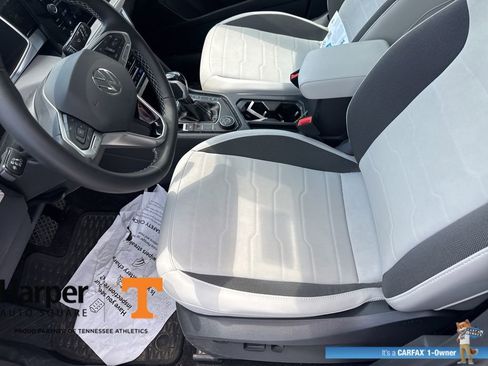 Used 2025 Volkswagen Taos SE w/ Panoramic Sunroof Package AWD/4WD image 13