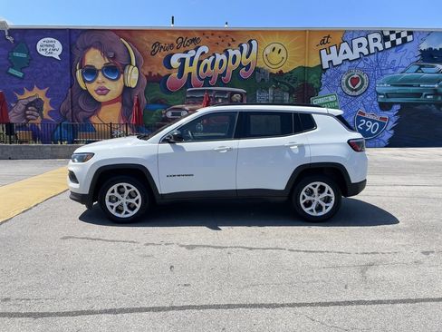 Used 2024 Jeep Compass Latitude AWD/4WD image 2