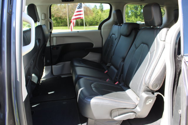 Used 2018 Chrysler Pacifica Touring-L w/ Tire & Wheel Group FWD image 38