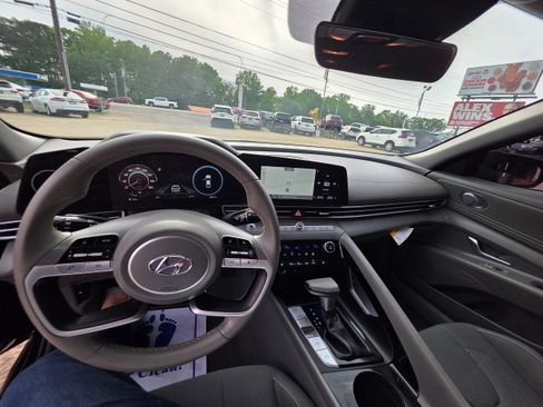Used 2023 Hyundai Elantra SEL w/ Convenience Package FWD image 14
