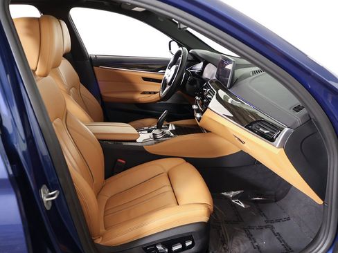 Used 2022 BMW M550i xDrive w/ Premium Package image 38