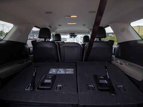 Used 2025 Kia Carnival FWD image 17