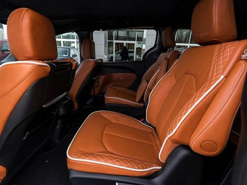 New 2026 Chrysler Pacifica Pinnacle image 25