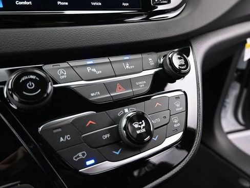 New 2025 Chrysler Voyager LX image 33