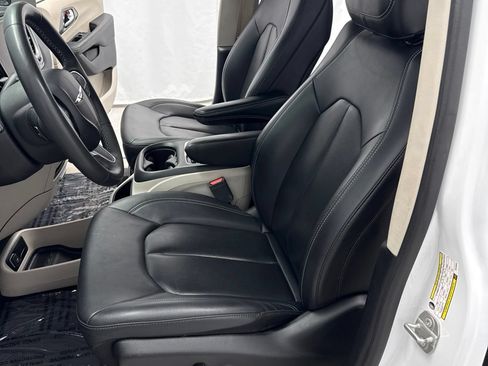 Used 2024 Chrysler Pacifica Touring-L FWD image 7