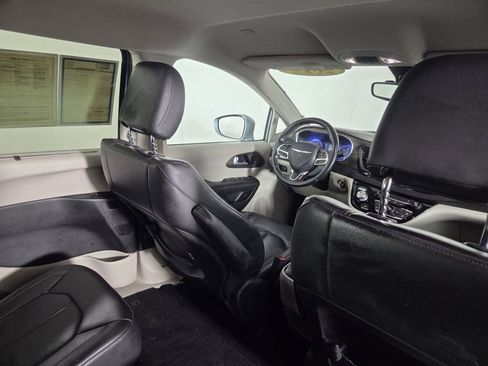 Used 2017 Chrysler Pacifica Touring-L FWD image 31