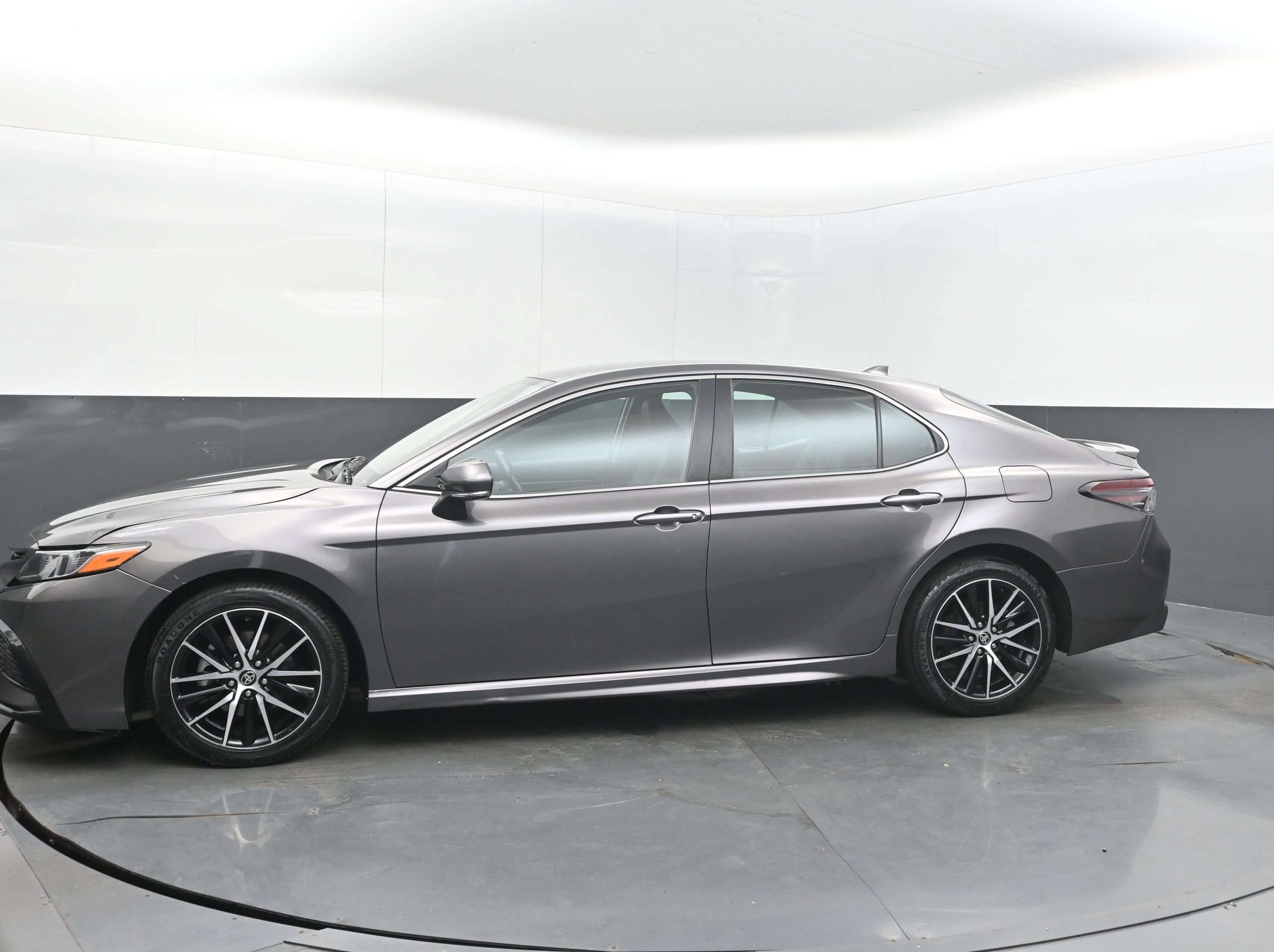 Used 2023 Toyota Camry SE FWD image 5