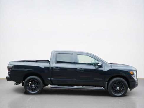 Used 2019 Nissan Titan SV w/ SV Convenience Package image 2