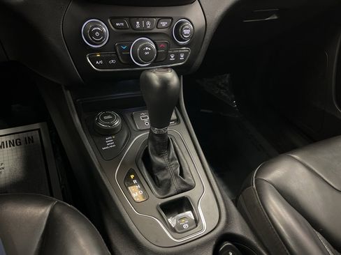 Used 2020 Jeep Cherokee Latitude Plus image 28