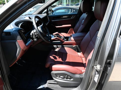 Used 2025 Porsche Cayenne Turbo AWD/4WD image 17