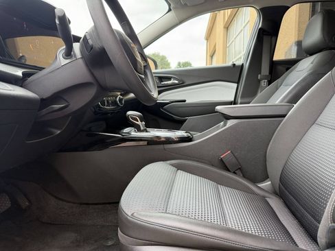 Used 2025 Chevrolet Trax LT FWD image 27