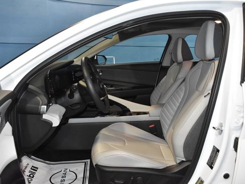 Used 2025 Hyundai Elantra Limited image 6