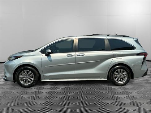 Used 2021 Toyota Sienna XLE w/ XLE Plus Package AWD/4WD image 2