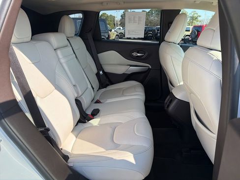 Used 2018 Jeep Cherokee Overland w/ Technology Group AWD/4WD image 18
