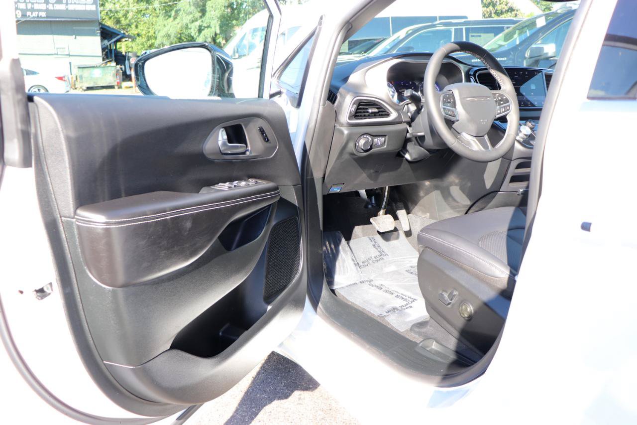 Used 2027 Chrysler Pacifica Select FWD image 10