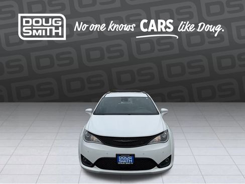 Used 2020 Chrysler Pacifica Touring-L w/ Advanced Safetytec Group image 8