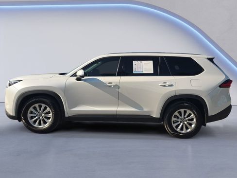 Used 2024 Toyota Grand Highlander AWD image 2