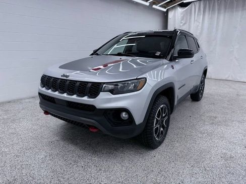 Used 2025 Jeep Compass Trailhawk AWD/4WD image 5