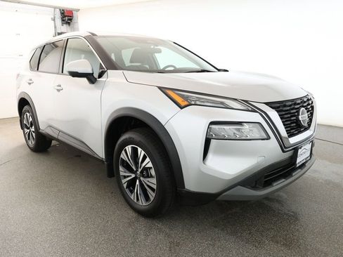 Used 2021 Nissan Rogue SV image 3