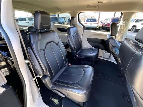 Used 2024 Chrysler Pacifica Touring-L image 18