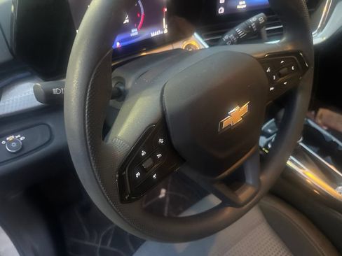 Used 2025 Chevrolet Trax LT FWD image 13