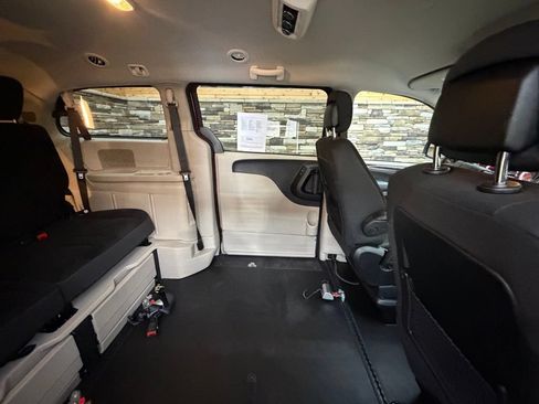 Used 2019 Dodge Grand Caravan SE w/ Power Convenience Group I FWD image 31