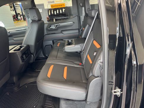 Used 2025 GMC Sierra 1500 AT4 w/ Technology Package AWD/4WD image 11
