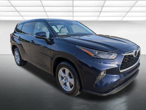 Used 2022 Toyota Highlander LE FWD image 1