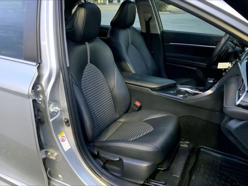 Used 2018 Toyota Camry SE image 9