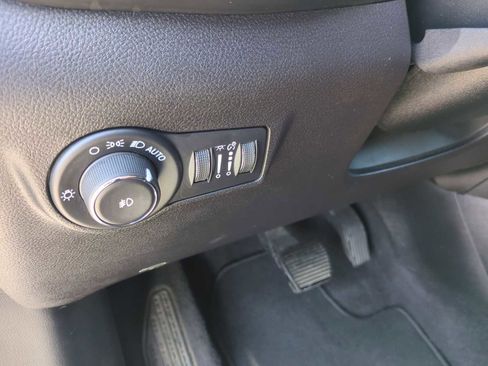 Used 2024 Jeep Compass Latitude image 34