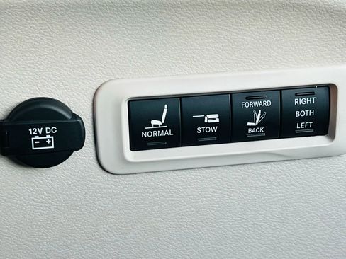 Used 2022 Chrysler Pacifica Limited image 24