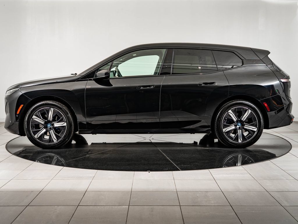 Used 2023 BMW iX xDrive50 w/ Sport Package AWD/4WD image 5