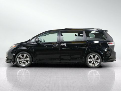 Used 2017 Toyota Sienna SE FWD image 2