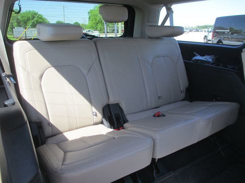 Used 2022 Ford Expedition Max Limited image 27