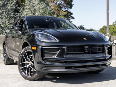 Certified 2023 Porsche Macan AWD/4WD image 9