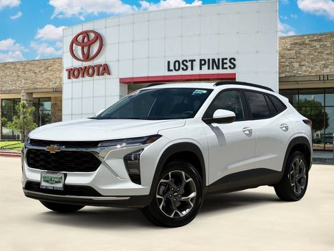Used 2026 Chevrolet Trax LT FWD image 1