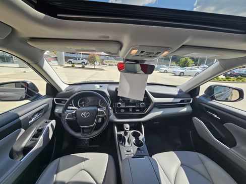 Used 2022 Toyota Highlander XLE image 16