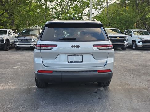 Used 2023 Jeep Grand Cherokee L Laredo RWD image 6