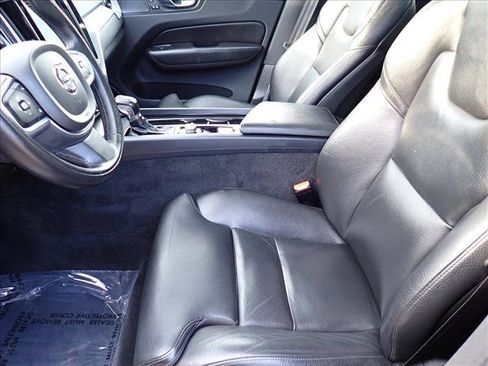 Used 2019 Volvo XC60 T5 Momentum w/ Multimedia Package AWD/4WD image 13