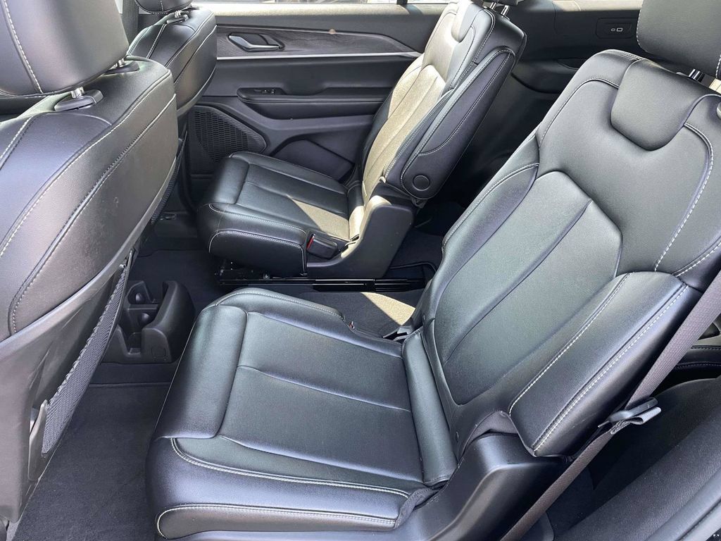 Used 2024 Jeep Grand Cherokee L Limited w/ Black Appearance Package RWD image 12