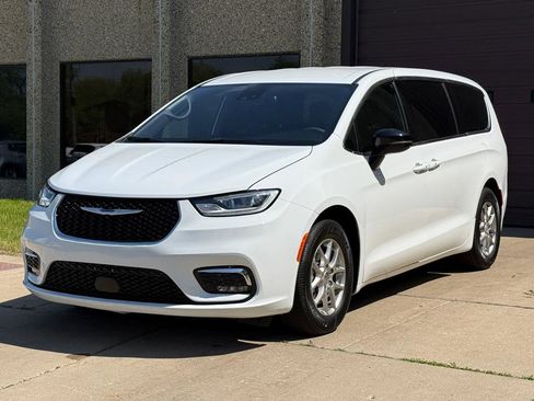 Used 2026 Chrysler Pacifica Select FWD image 3