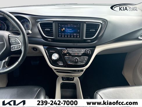 Used 2020 Chrysler Pacifica Touring-L image 19