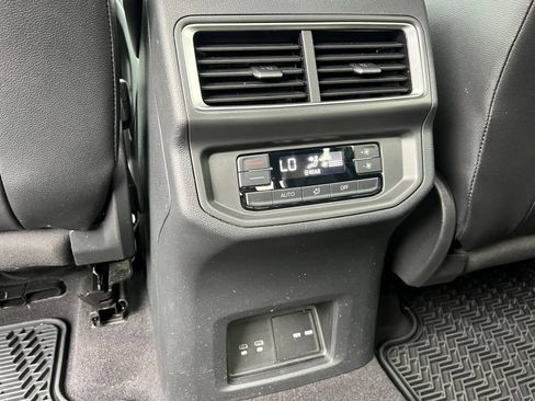 Used 2024 Volkswagen Atlas SE FWD image 13