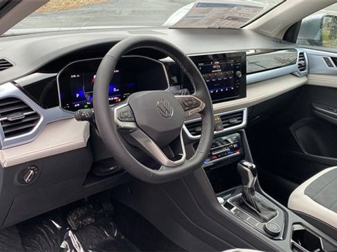 New 2026 Volkswagen Taos SE image 11