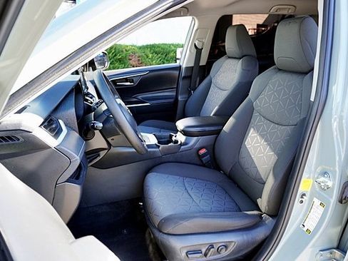 Used 2021 Toyota RAV4 XLE image 15